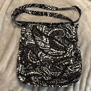 NWOT Large Vera Bradley Essential Crossbody Mailbag in Paisley Noir